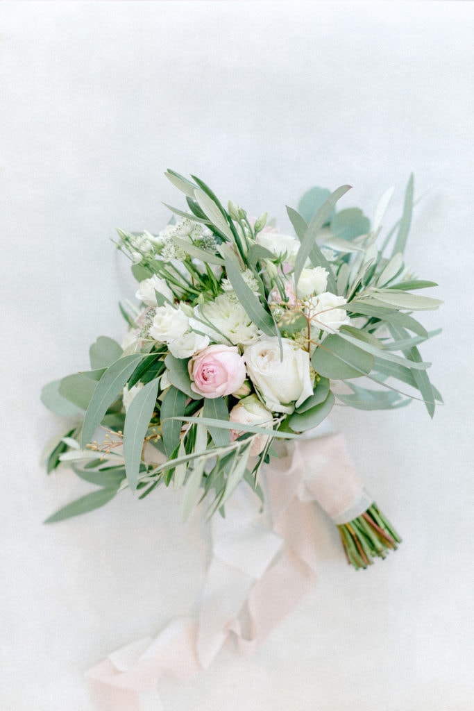 DekoandDesign_Dekoration_Hochzeit_Heilbronn_Brautstrauss_pastell_Rose_Weiss_Olive_eukalyptus_Elegant_boho