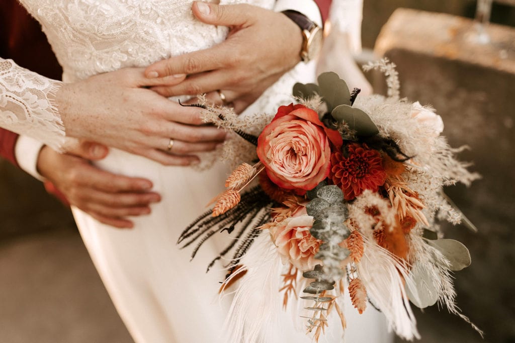 DekoandDesign_Dekoration_Hochzeit_Heuchelberger_warte_Brautstrauss_Boho_terracotta_rost_natur_pampasgras_eukalyptus_Rosen_Dahlien