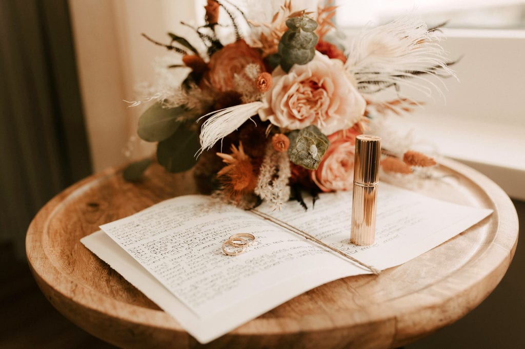 DekoandDesign_Dekoration_Hochzeit_Heuchelberger_warte_Brautstrauss_Boho_terracotta_rost_natur_pampasgras_eukalyptus_Rosen_Federn