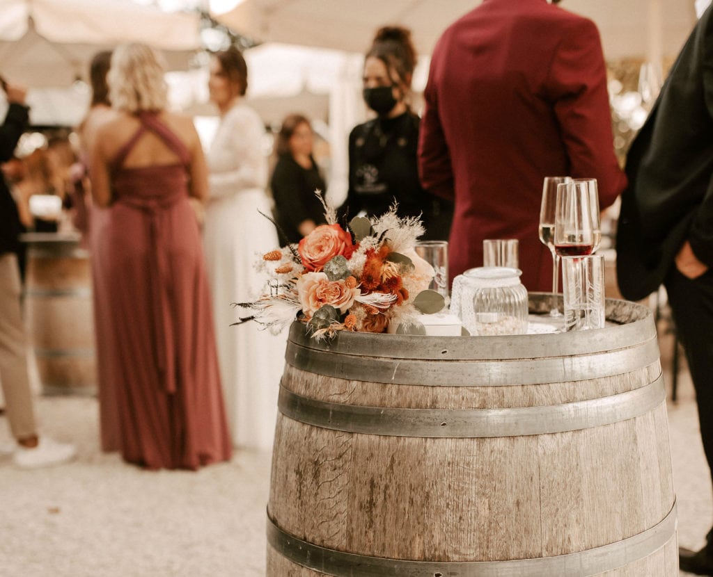 DekoandDesign_Dekoration_Hochzeit_Heuchelberger_warte_Brautstrauss_aprikot_terracotta_rost_natur_pampasgras