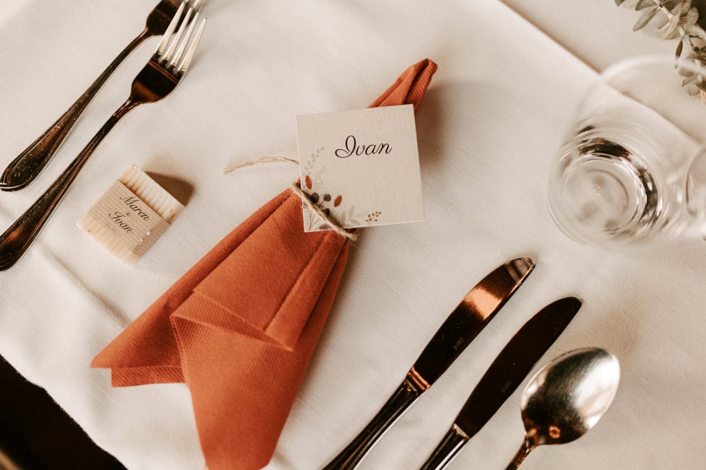 DekoandDesign_Dekoration_Hochzeit_Heuchelberger_warte_Serviette_rost_terracotta_Juteschnur_Namensschild