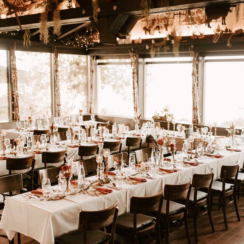 DekoandDesign_Dekoration_Hochzeit_Heuchelberger_warte_Tischdeko_Boho_terracotta_rost_natur_kupfer_pampasgras_Rosen_Dahlien