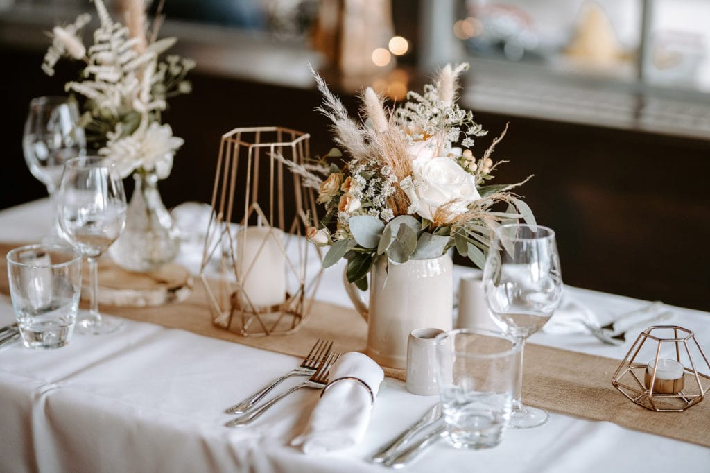 DekoandDesign_Dekoration_Hochzeit_Heuchelberger_warte_Tischdeko_Teelichthalter_geometrisch_kupfer_blumen