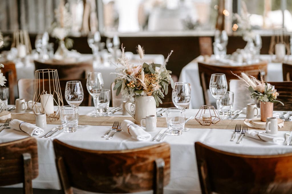 DekoandDesign_Dekoration_Hochzeit_Heuchelberger_warte_Tischdeko_Teelichthalter_geometrisch_kupfer_blumen