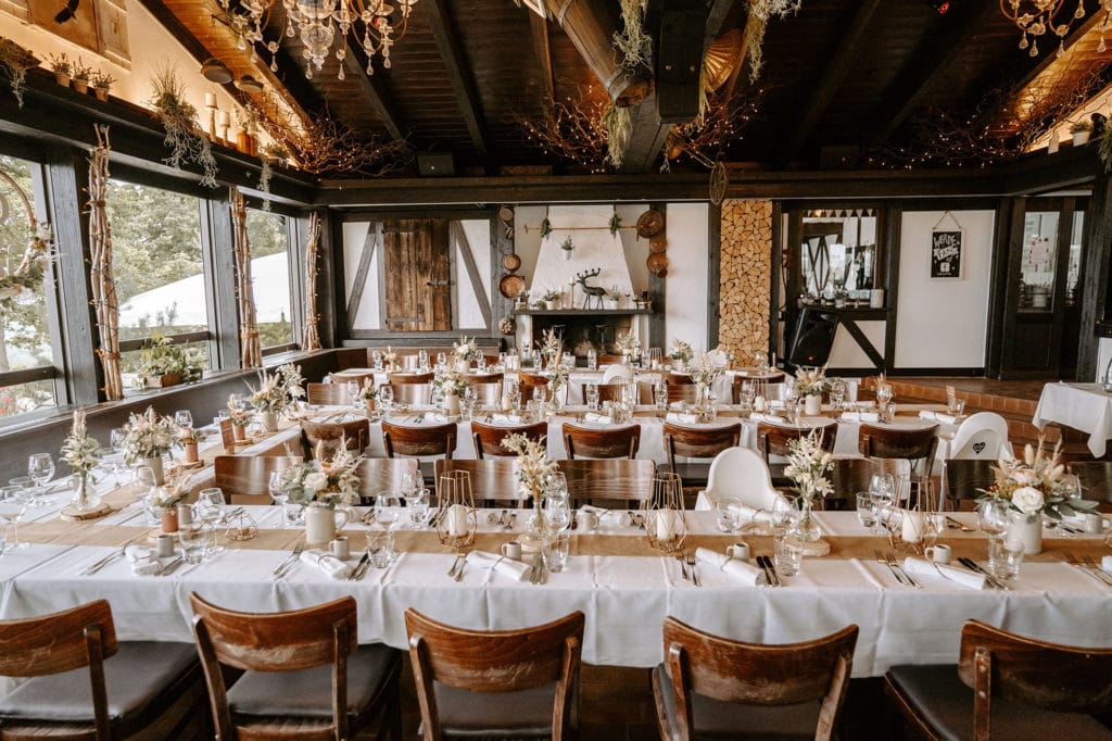 DekoandDesign_Dekoration_Hochzeit_Heuchelberger_warte_Tischdeko_jute_rustikal_kupfer_geometrisch_Blumen