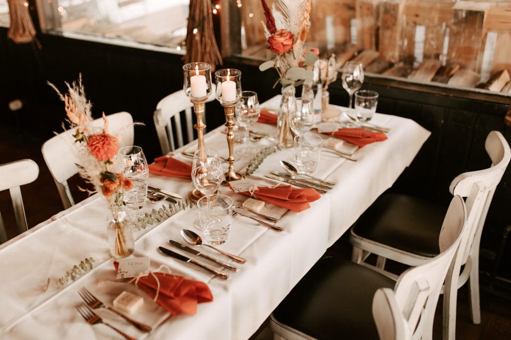 DekoandDesign_Dekoration_Hochzeit_Heuchelberger_warte_Tischdekoration_rost_terracotta_kupfer_herbst_dahlien