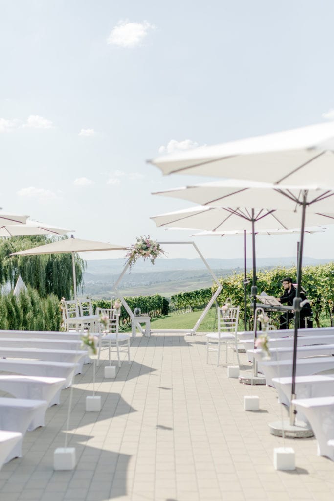 DekoandDesign_Dekoration_Hochzeit_Kurz_Wagner_Freie_Trauung_Traubogen_Hexagon_weiss_Bierbankhussen_Sonnenschirme_mieten_Elegant_modern_heilbronn