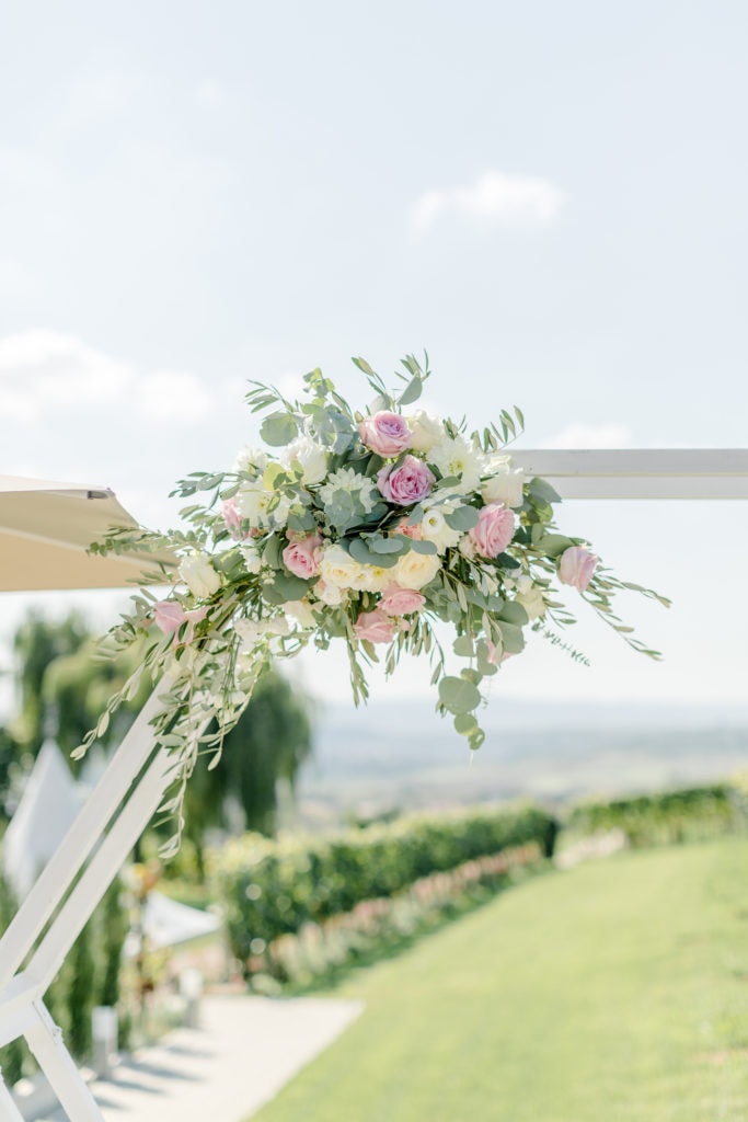 DekoandDesign_Dekoration_Hochzeit_Kurz_Wagner_Freie_Trauung_Traubogen_Hexagon_weiss_Blumen_Gesteck_Elegant_modern_heilbronn