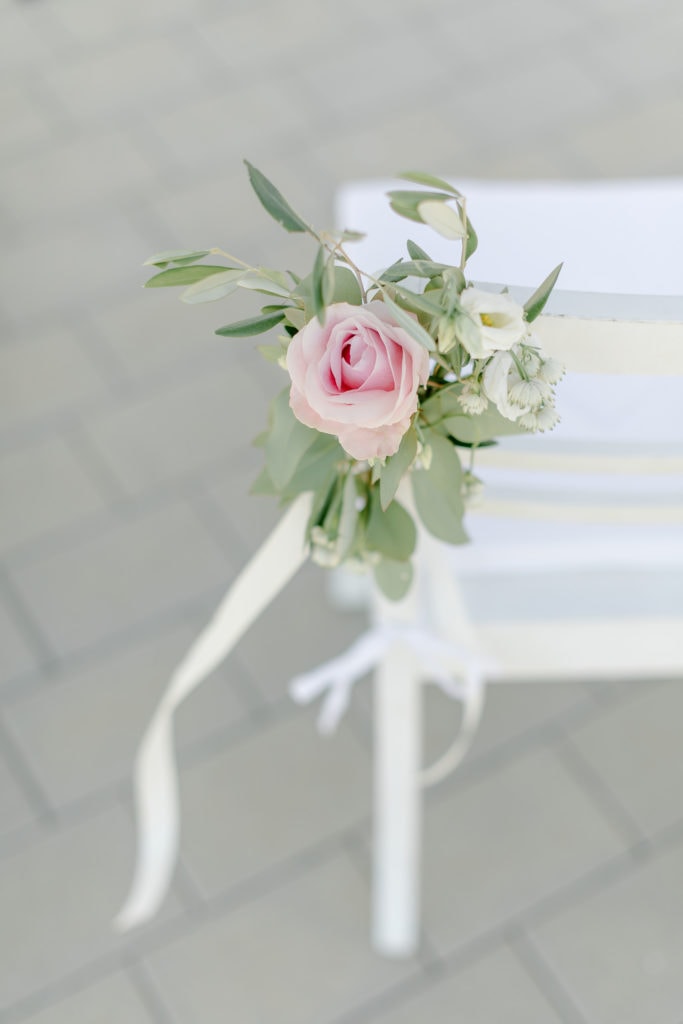 DekoandDesign_Dekoration_Hochzeit_Kurz_Wagner_Weingut_Freie_Trauung_Traustuehle_Brautpaar_weiss_Blumendeko_pastell_rose_rosa_Rosen_eukalyptus