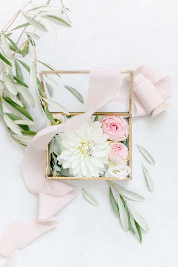 DekoandDesign_Dekoration_Hochzeit_Kurz_Wagner_Weingut_Ringschatulle_Gold_Glas_Blumen_Mieten_olive_Rosen