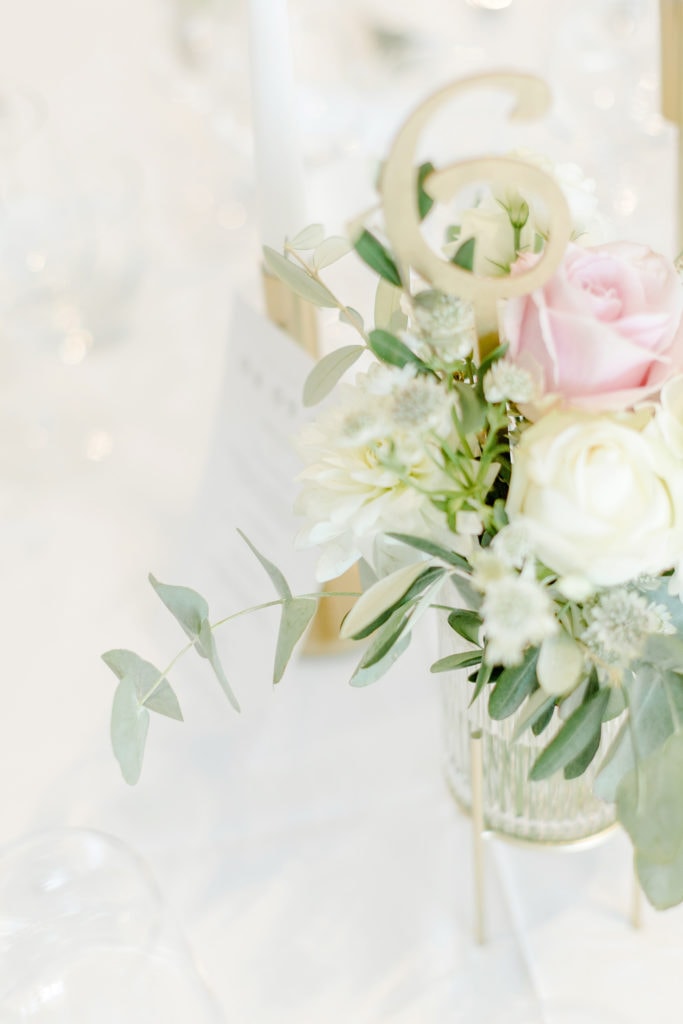 DekoandDesign_Dekoration_Hochzeit_Kurz_Wagner_Weingut_Tischdeko_Blumen_strauss_pastell_Trosen_olive_eukalyptus_heilbronn