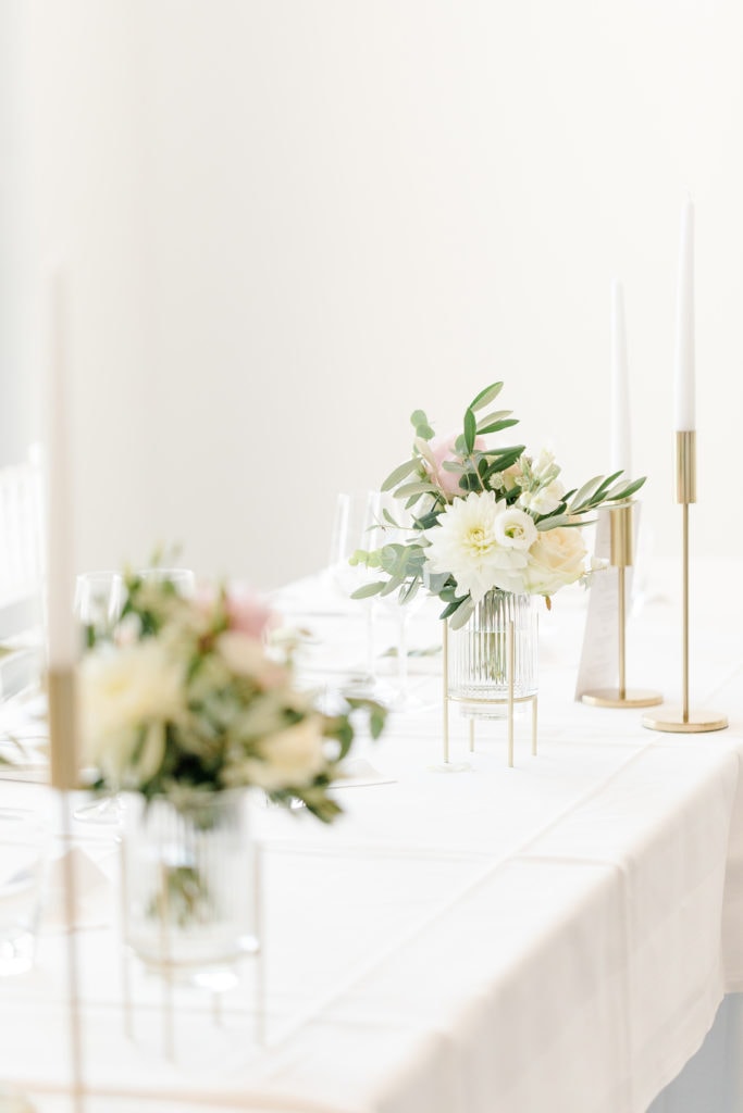 DekoandDesign_Dekoration_Hochzeit_Kurz_Wagner_Weingut_Tischdeko_Kerzenstaender_gold_Stabkerzen_Vasen_Blumen_pastell_Tischdecken_mieten_heilbronn