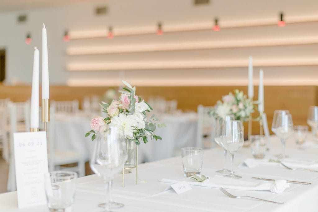 DekoandDesign_Dekoration_Hochzeit_Kurz_Wagner_Weingut_Tischdeko_Kerzenstaender_gold_Stabkerzen_Vasen_Blumen_pastell_Tischdecken_mieten_heilbronn_2