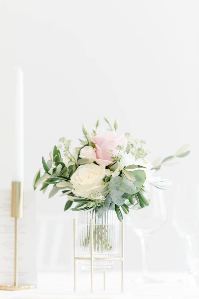 DekoandDesign_Dekoration_Hochzeit_Kurz_Wagner_Weingut_Tischdeko_Kerzenstaender_gold_Vasen__Blumen_strauss_edel_Rosen_Olive_pastell_heilbronn