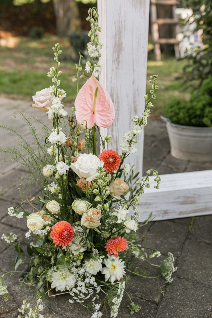 DekoandDesign_Dekoration_Hochzeit_Landgut_Steng_Bodengesteck_modern_aprikot_koralle_anthurien_rosen_Rittersporn