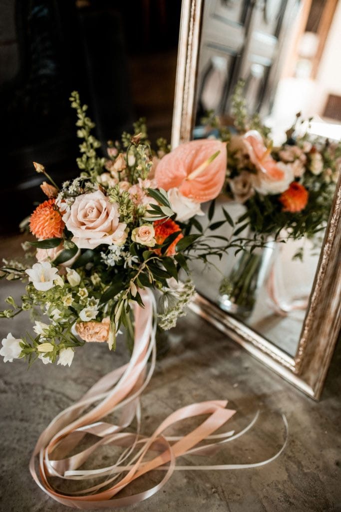 DekoandDesign_Dekoration_Hochzeit_Landgut_Steng_Brautstrauss_aprikot_koralle_anthurien_rosen_Rittersporn