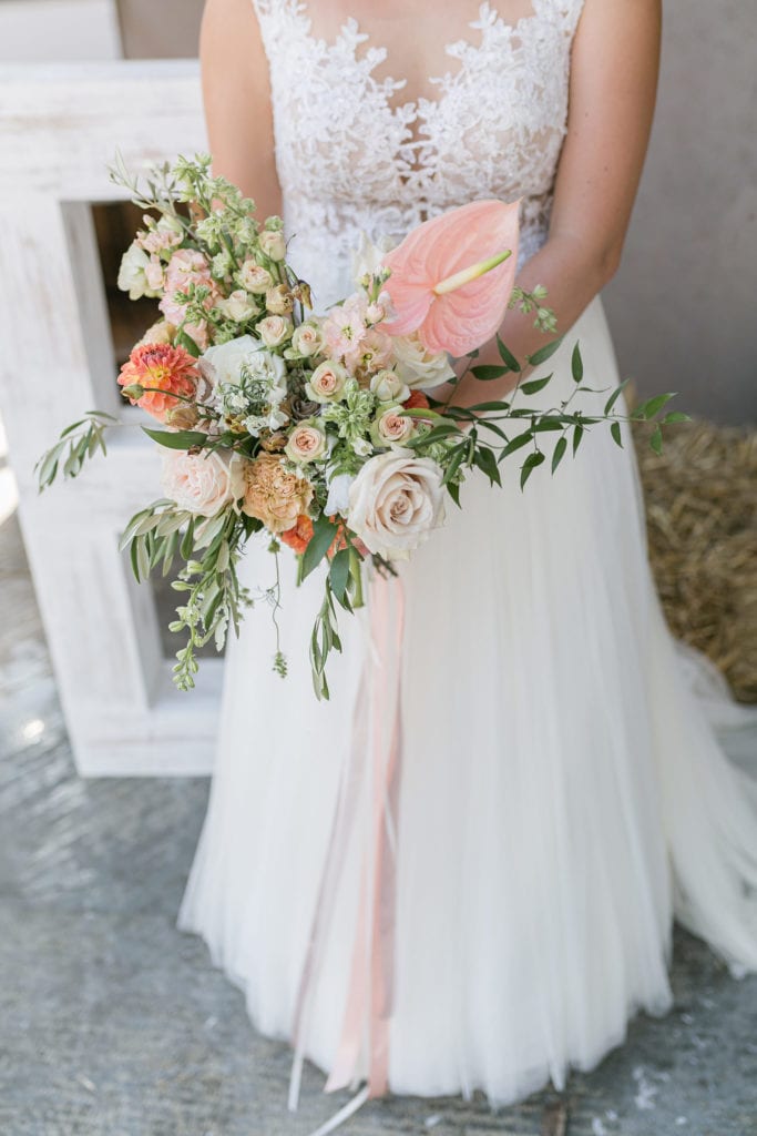 DekoandDesign_Dekoration_Hochzeit_Landgut_Steng_Brautstrauss_fine_art_aprikot_koralle_anthurien_rosen_Rittersporn