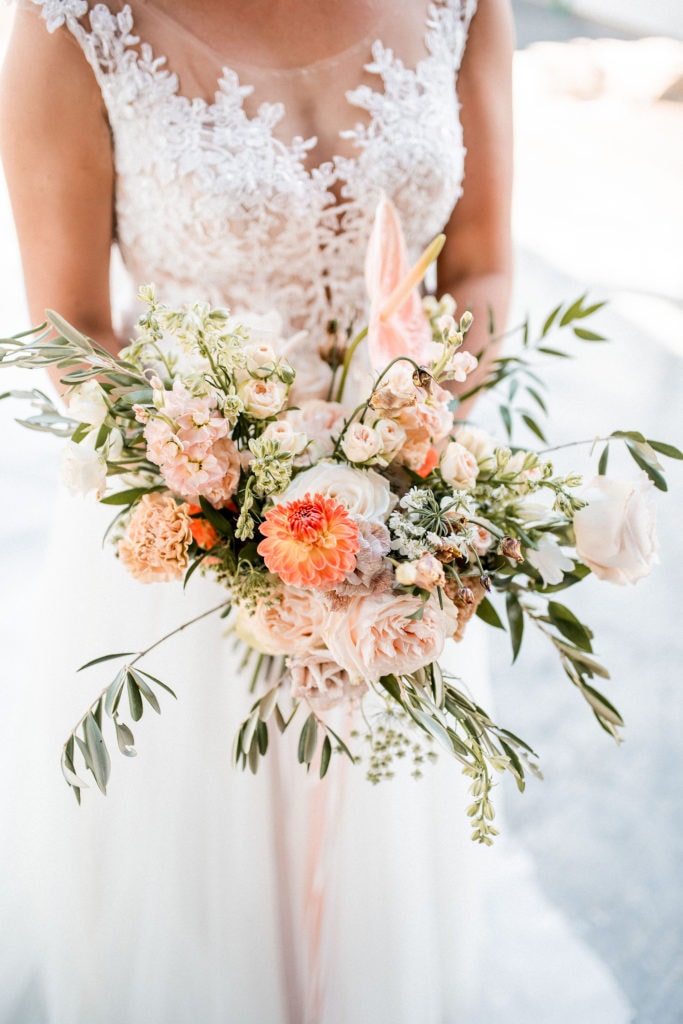 DekoandDesign_Dekoration_Hochzeit_Landgut_Steng_Brautstrauss_weiss_aprikot_koralle_fine_art