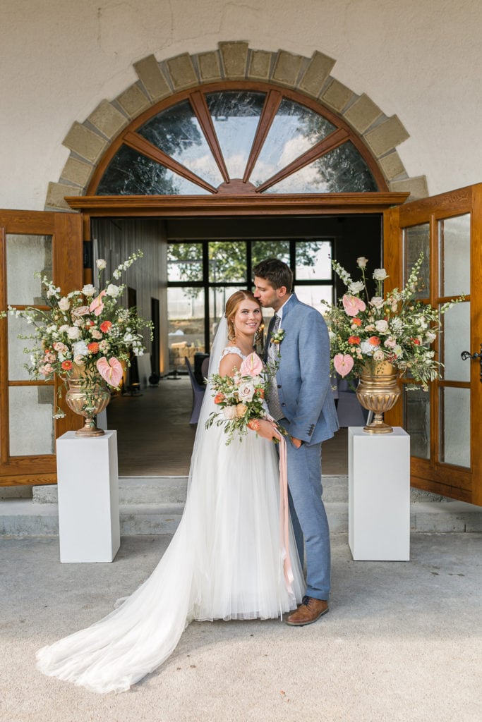 DekoandDesign_Dekoration_Hochzeit_Landgut_Steng_Eingang_Brautstrauss_aprikot_koralle