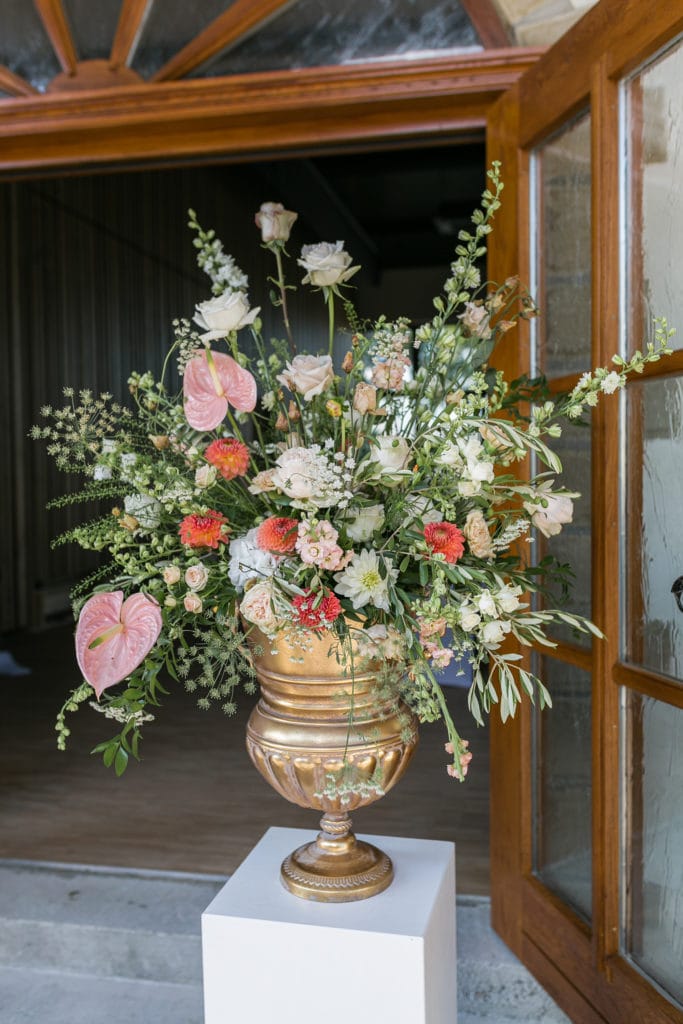 DekoandDesign_Dekoration_Hochzeit_Landgut_Steng_Eingang_Pokal_Saeule_gold_aprikot_koralle_anthurien_rosen_Rittersporn