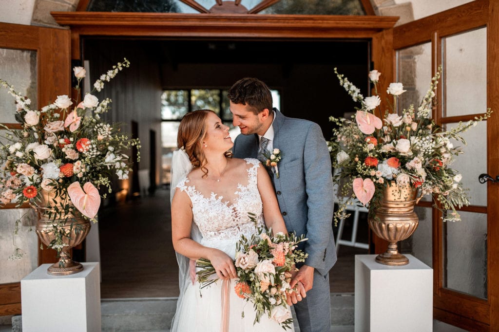 DekoandDesign_FreieTrauung_Stuhlschmuck_Gesteck_Blumen_quadratisch_Steng