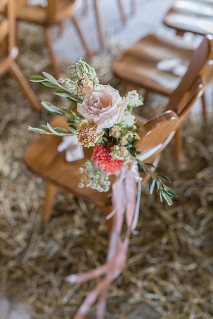 DekoandDesign_Dekoration_Hochzeit_Landgut_Steng_Freie_Trauung_Reihenschmuck_Bankschmuck_Blumen_fine_art_aprikot_koralle