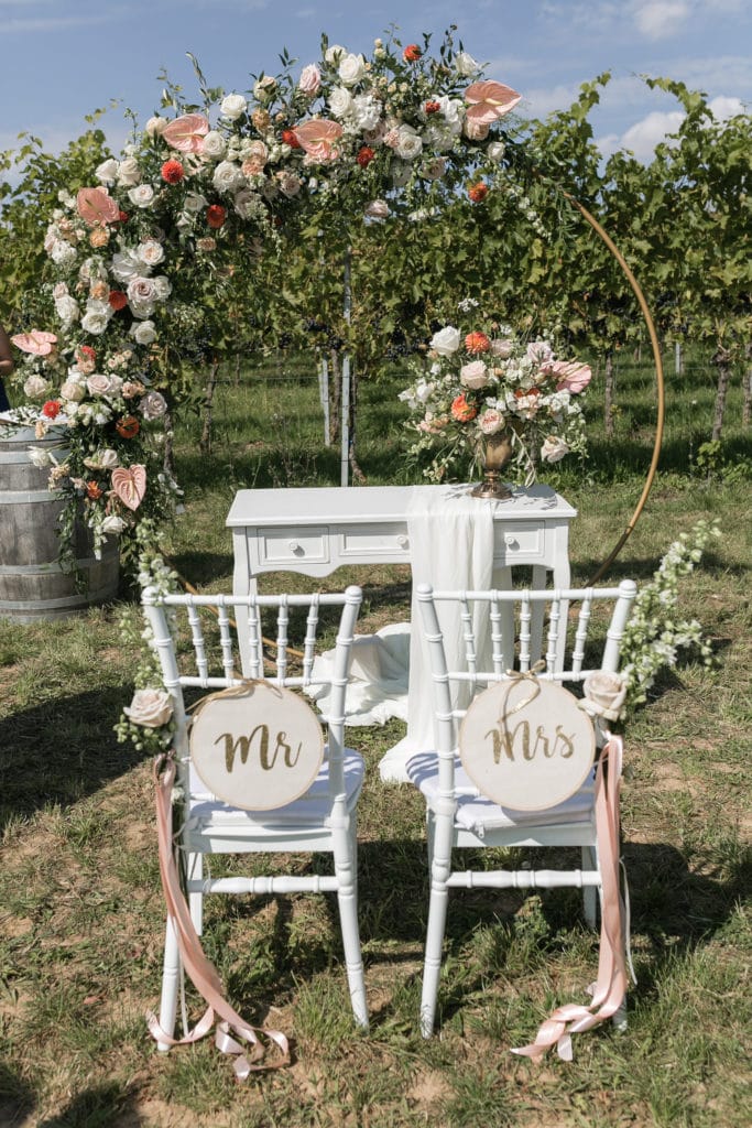 DekoandDesign_Dekoration_Hochzeit_Landgut_Steng_Freie_Trauung_Traubogen_Backdrop_Hoop_gold_Trautisch_Traustuehle_Mr_Mrs_fine_art_aprikot_koralle