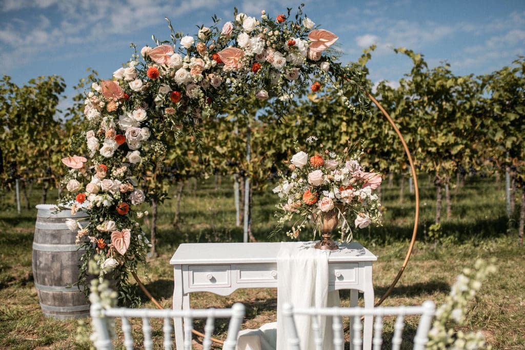 DekoandDesign_Dekoration_Hochzeit_Landgut_Steng_Freie_Trauung_Wiese_Traubogen_Ring_Hoop_gold_Blumenschmuck