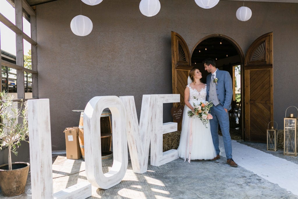 DekoandDesign_Dekoration_Hochzeit_Landgut_Steng_Love_Buchstaben_Lampions_Brautstrauss_aprikot_koralle