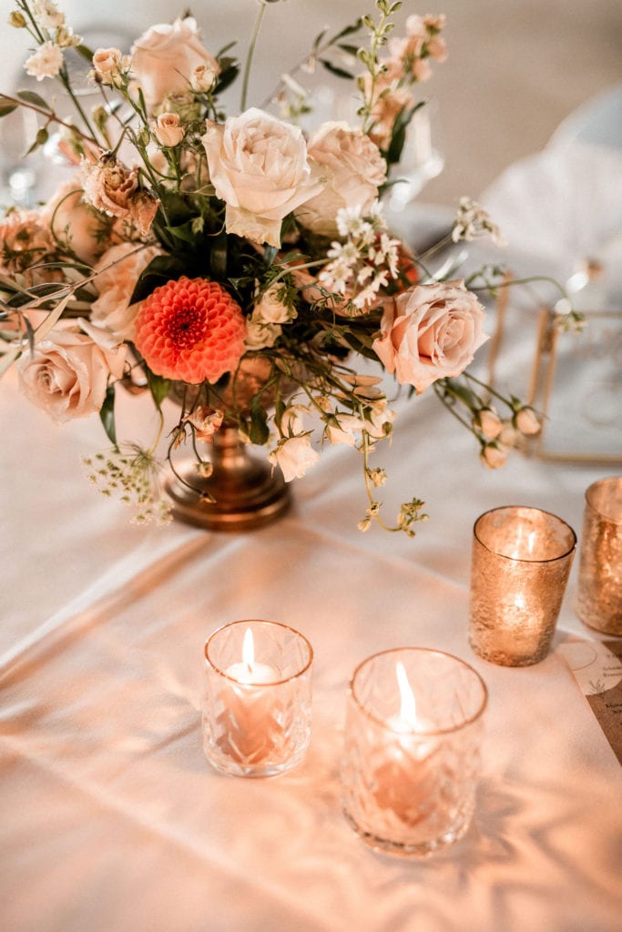 DekoandDesign_Dekoration_Hochzeit_Landgut_Steng_Tischdeko_Schale_Gesteck_gold_weiss_aprikot_koralle