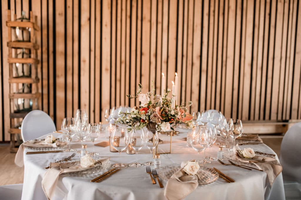 DekoandDesign_Dekoration_Hochzeit_Landgut_Steng_Tischdeko_Tischdecken_Servietten_Stuhlhussen_mieten