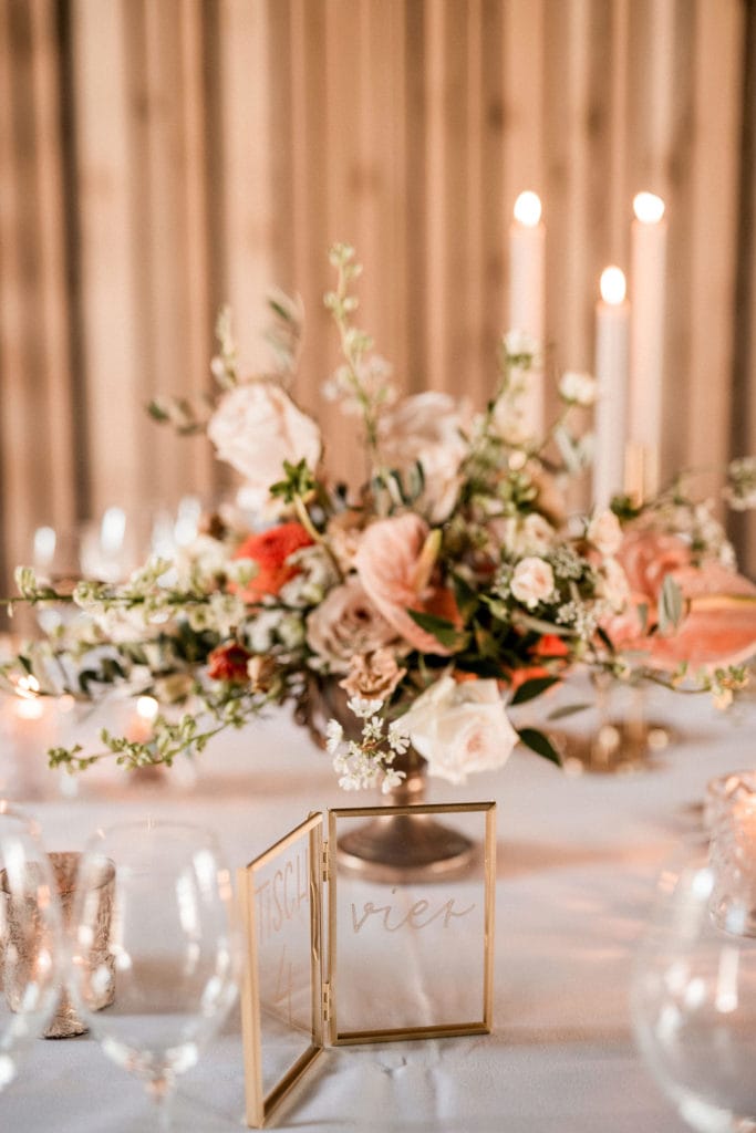 DekoandDesign_Dekoration_Hochzeit_Landgut_Steng_Tischdeko_Tischnummer_Bilderrahmen_gold_Blumen_weiss_aprikot_koralle