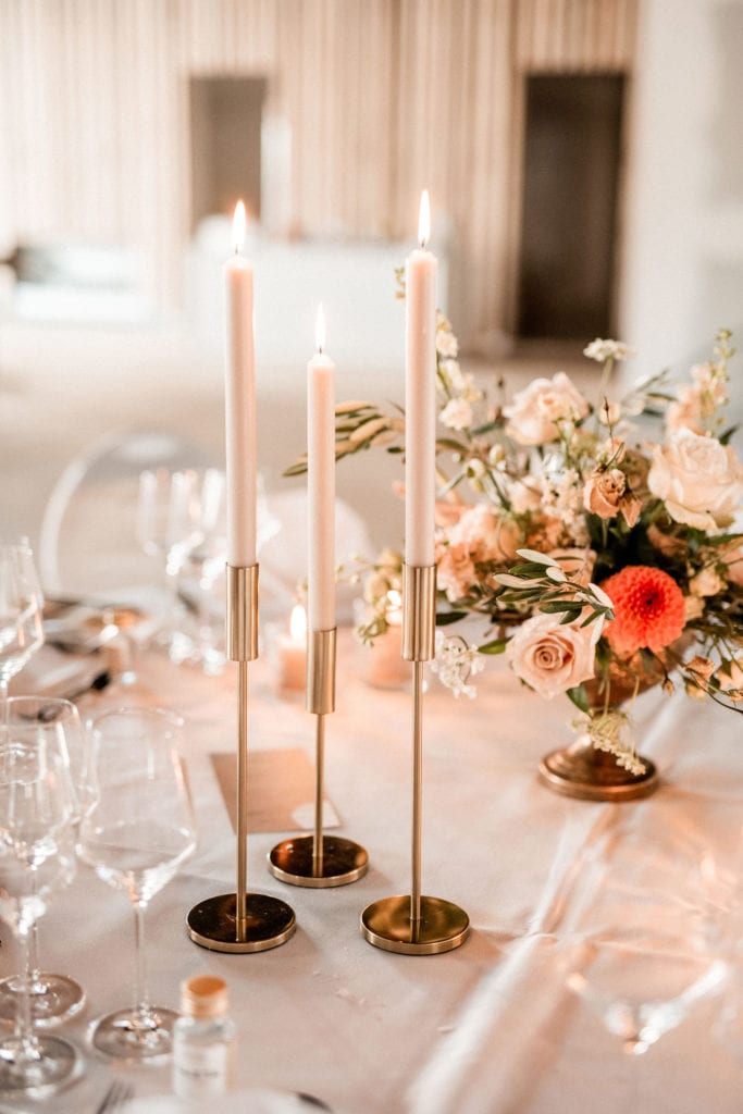 DekoandDesign_Dekoration_Hochzeit_Landgut_Steng_Tischdeko_modern_Kerzenständer_gold_Stabkerzen_Blumen_weiss_aprikot_koralle