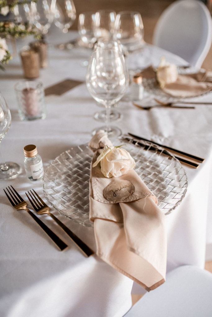 DekoandDesign_Dekoration_Hochzeit_Landgut_Steng_Tischdeko_platzteller_kristall_Servietten_beige_mieten