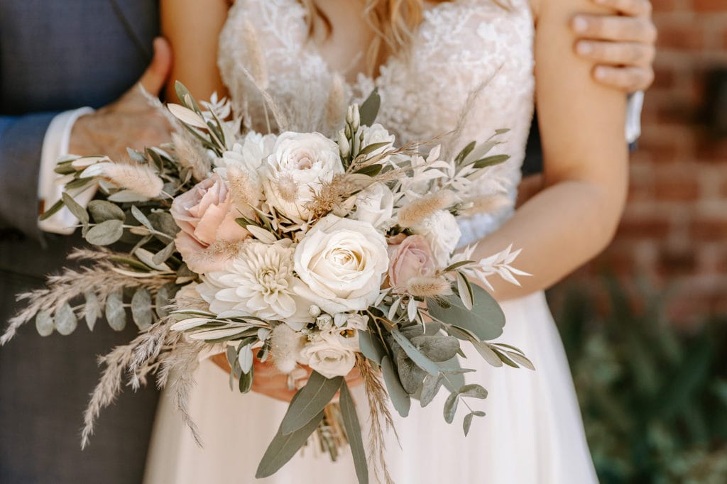 DekoandDesign_Dekoration_Hochzeit_Steinbachhof_Brautstrauss_pastell_weiss_rose_pampasgras_eukalyptus_rosen