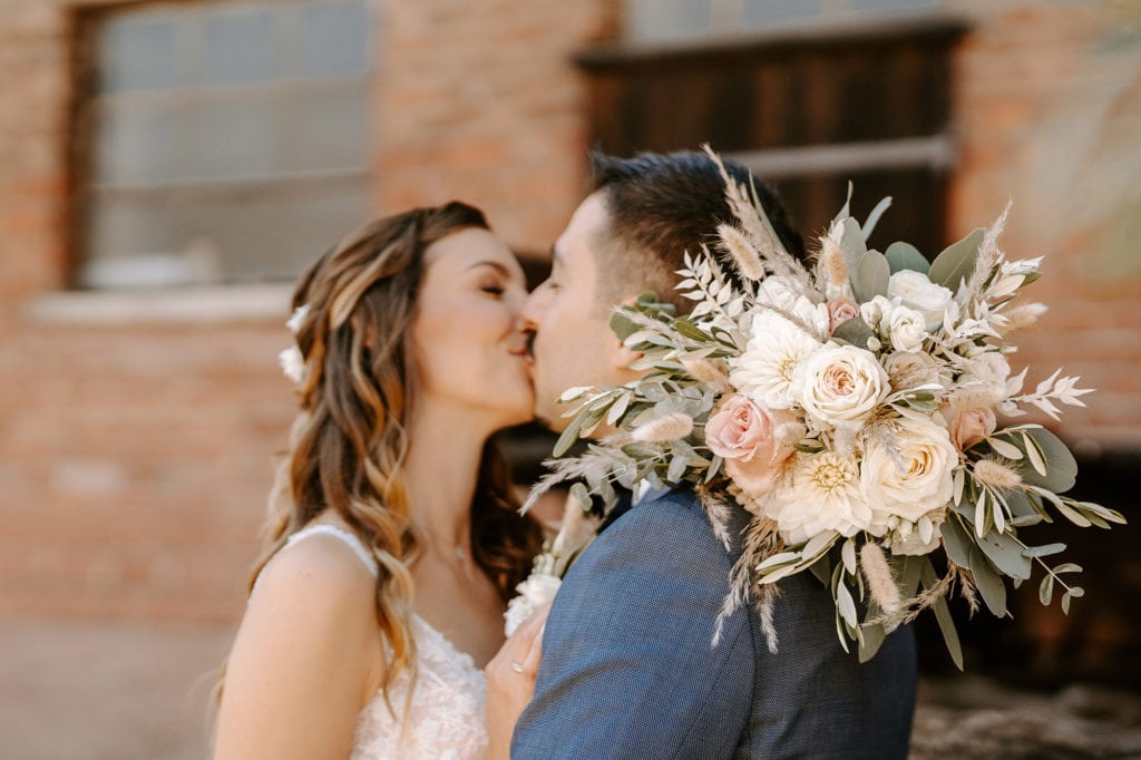 DekoandDesign_Dekoration_Hochzeit_Steinbachhof_Brautstrauss_weiss_blush_rose_pampasgras_Eukalyptus_trockenblumen_rosen_dahlien_olive