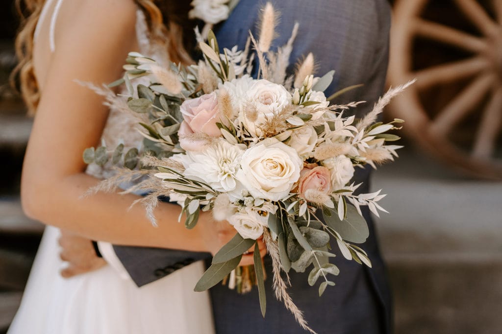 DekoandDesign_Dekoration_Hochzeit_Steinbachhof_Brautstrauss_pastell_weiss_rose_pampasgras_eukalyptus_rosen