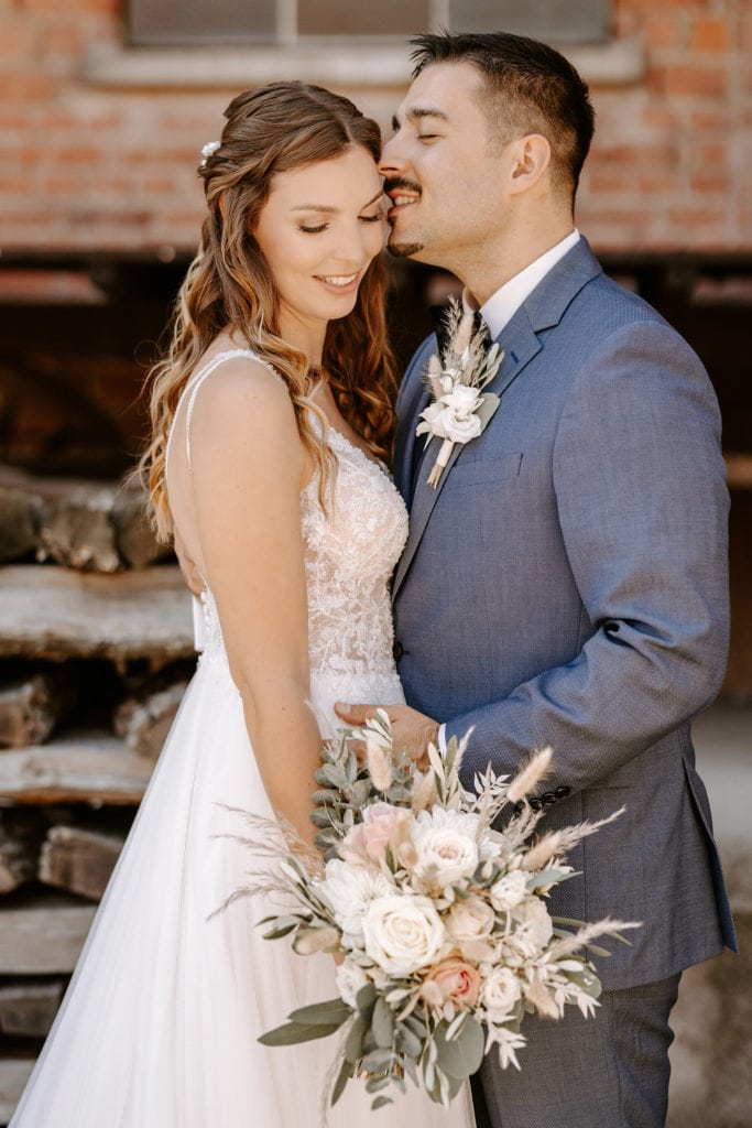 DekoandDesign_Dekoration_Hochzeit_Steinbachhof_Freie_Trauung_Brautstrauss_Anstecker_pampasgras_eukalyptus