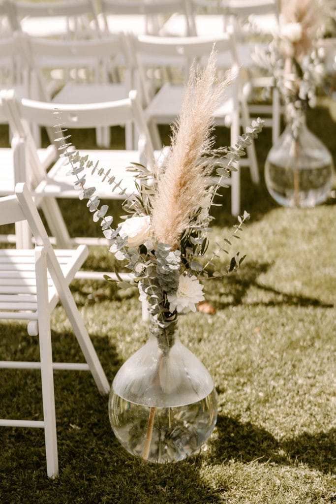 DekoandDesign_Dekoration_Hochzeit_Steinbachhof_Freie_Trauung_Reihenschmuck_Ballonvase_pampasgras_eukalyptus
