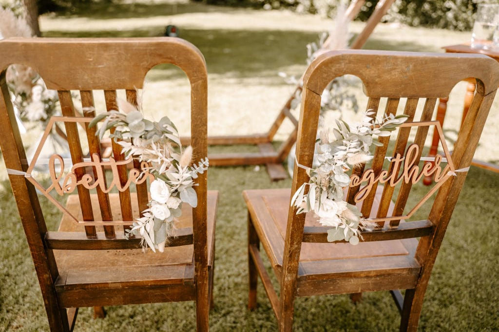 DekoandDesign_Dekoration_Hochzeit_Steinbachhof_Freie_Trauung_Trau_Stuehle_Better_together_eukalyptus_Samtgras