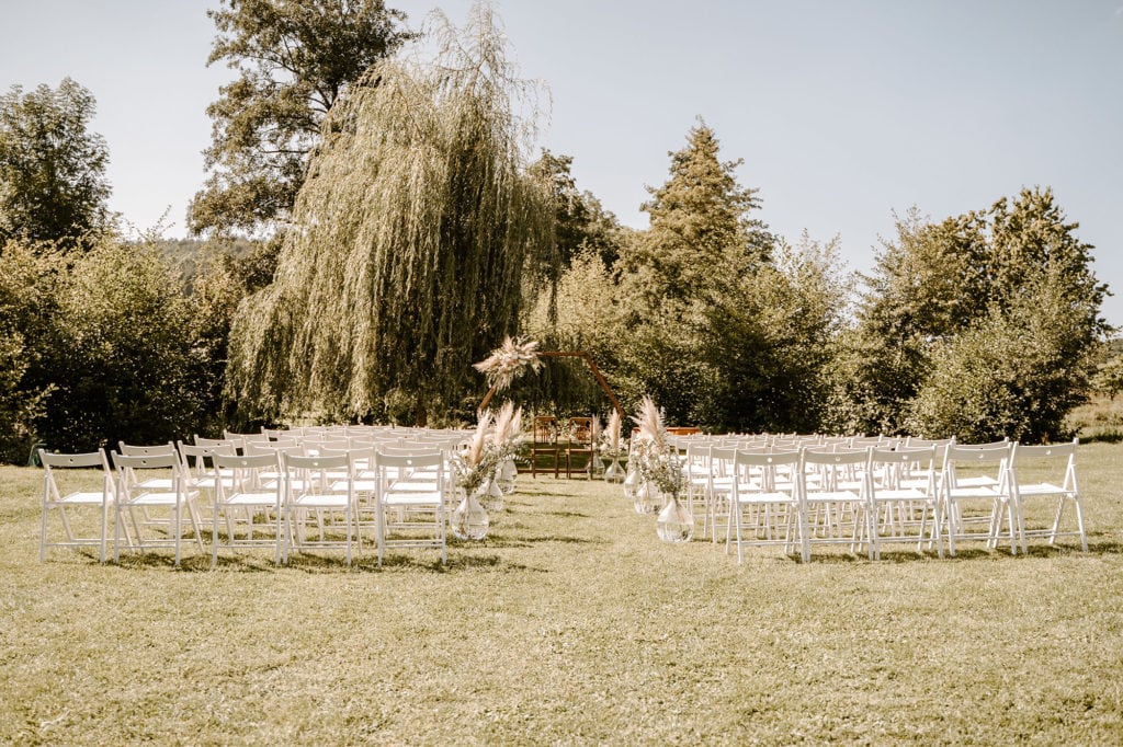 DekoandDesign_Dekoration_Hochzeit_Steinbachhof_Freie_Trauung_Traubogen_Hexagon_Klappstuehle_weiss_mieten