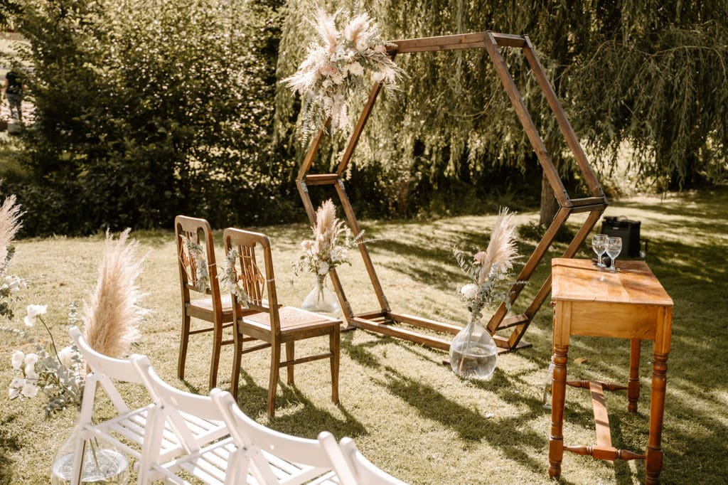 DekoandDesign_Dekoration_Hochzeit_Steinbachhof_Freie_Trauung_Traubogen_Hexagon_braun_Traustuehle_pampasgras_Eukalyptus_Blumen