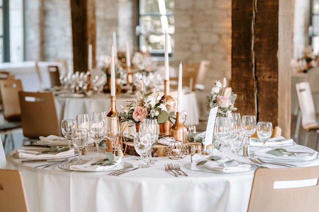DekoandDesign_Dekoration_Hochzeit_Steinbachhof_Tischdeko_kupfer_rosegold_Blumen_blush_rose_altrosa_Trockenblumen_edel