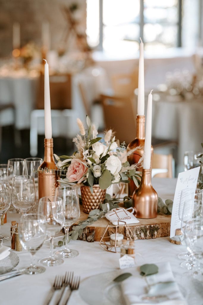 DekoandDesign_Dekoration_Hochzeit_Steinbachhof_Tischdeko_kupfer_rosegold_Blumen_blush_rose_altrosa_Trockenblumen_holzscheibe