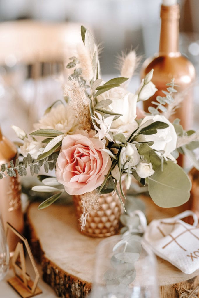 DekoandDesign_Dekoration_Hochzeit_Steinbachhof_Tischdeko_kupfer_rosegold_Blumen_blush_rose_altrosa_Trockenblumen_holzscheibe_2