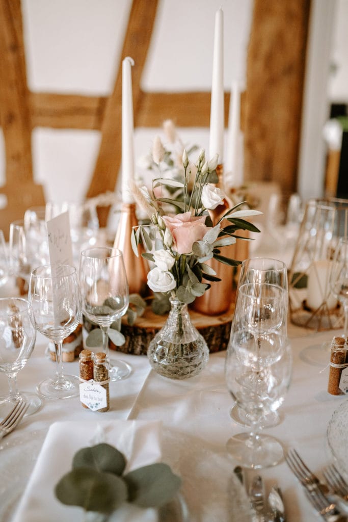 DekoandDesign_Dekoration_Hochzeit_Steinbachhof_Tischdeko_kupfer_rosegold_Vase_Blumen_blush_rose_altrosa_Trockenblumen_holzscheibe