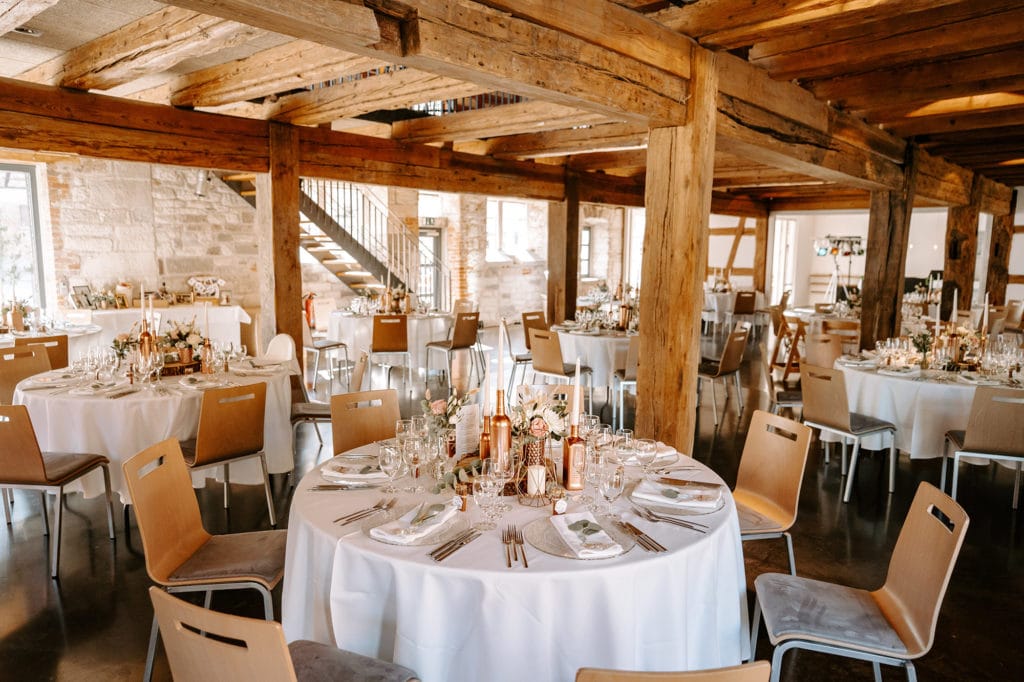 DekoandDesign_Dekoration_Hochzeit_Steinbachhof_Tischdekoration_weiss_rose_altrosa_kupfer_rosegold_Flaschen