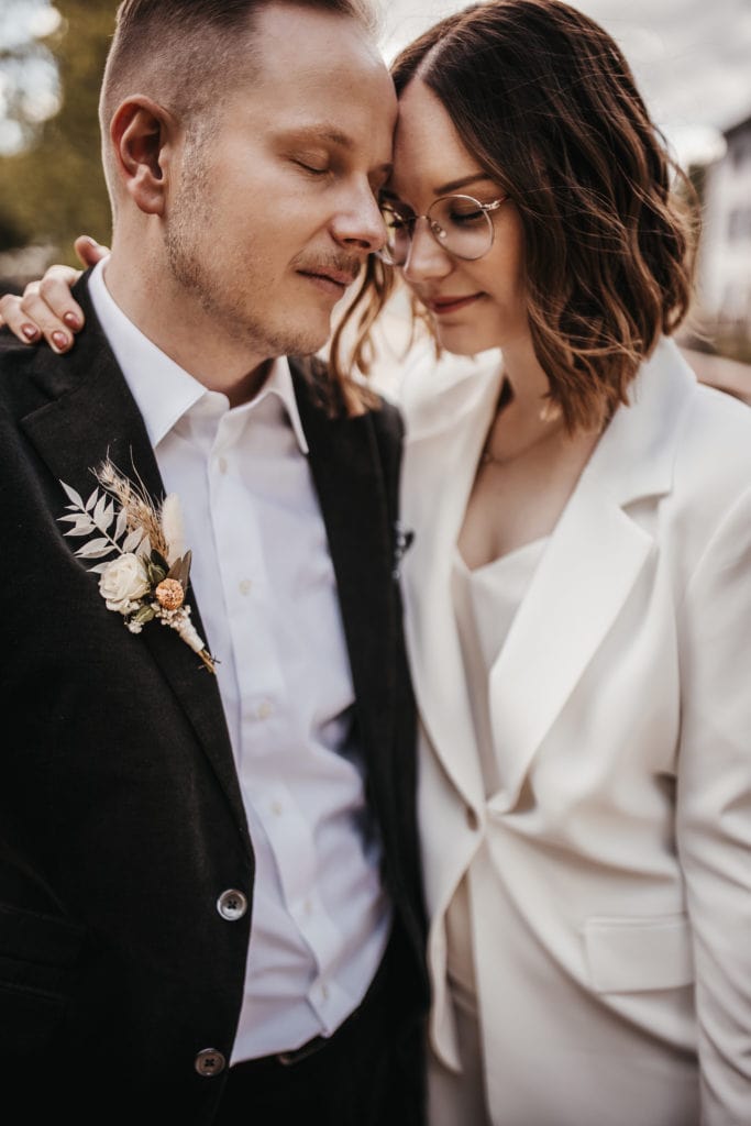 DekoandDesign_Dekoration_Hochzeit_Trappensee_Heilbronn_Brautpaar_Braeutigam_Anstecker_trockenblumen_2