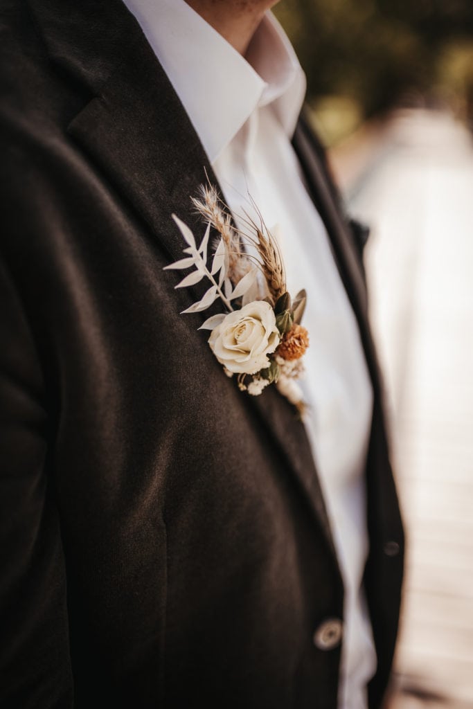 DekoandDesign_Dekoration_Hochzeit_Trappensee_Heilbronn_Brautpaar_Braeutigam_Anstecker_trockenblumen_3