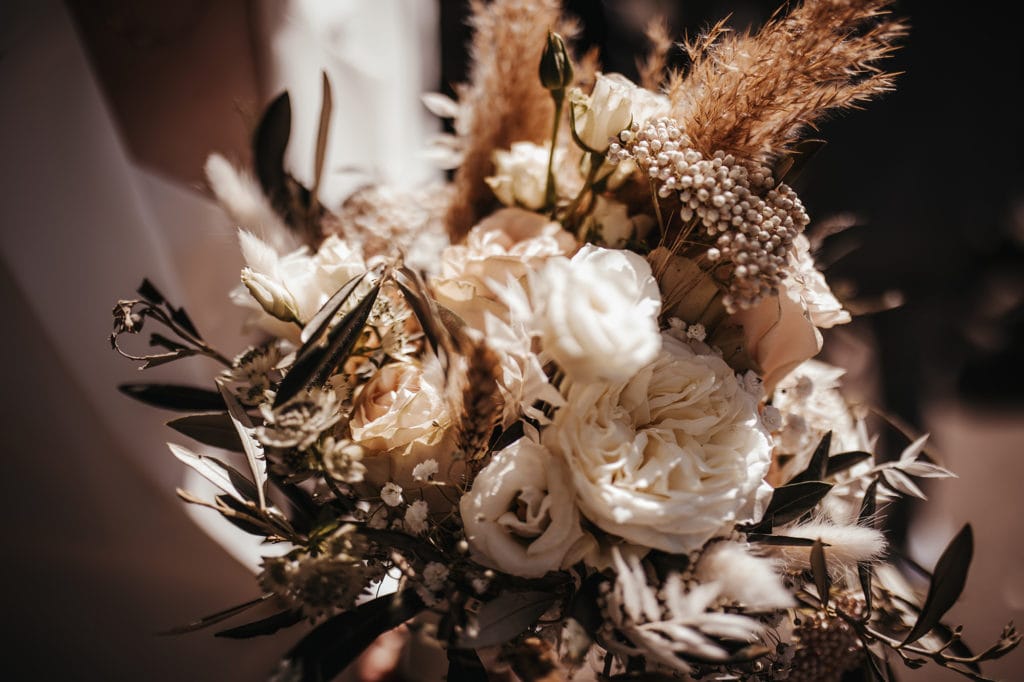DekoandDesign_Dekoration_Hochzeit_Trappensee_Heilbronn_Brautstrauss_Boho_trockenblumen_pampasgras_Ruskus_eukalyptus_rosen_gefuellt_1